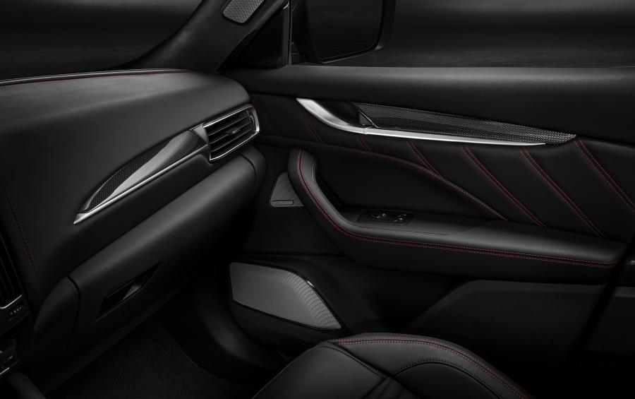 Детали интерьера Maserati Levante S Q4 GranSport 2018 года  (фото 54 из 59)